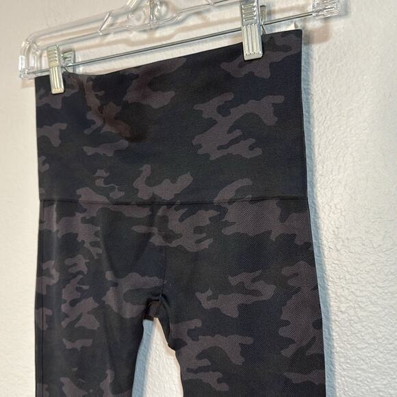 EUC SPANX Black Camo Performance Leggings Medium Full Length - Picture 3 of 5